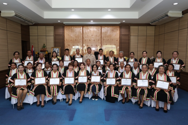 รับประกาศนียบัตร ผู้สำเร็จการศึกษาโรงเรียนผู้สูงอายุ องค์การบริหารส่วนตำบลท่าสะท้อน รุ่นที่ 1/2568
