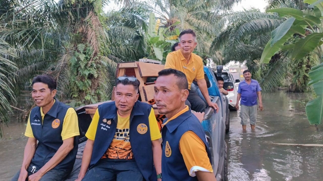 ลงพื้นที่แจกถุงยังชีพและให้กำลังใจผู้ประสบอุทกภัย