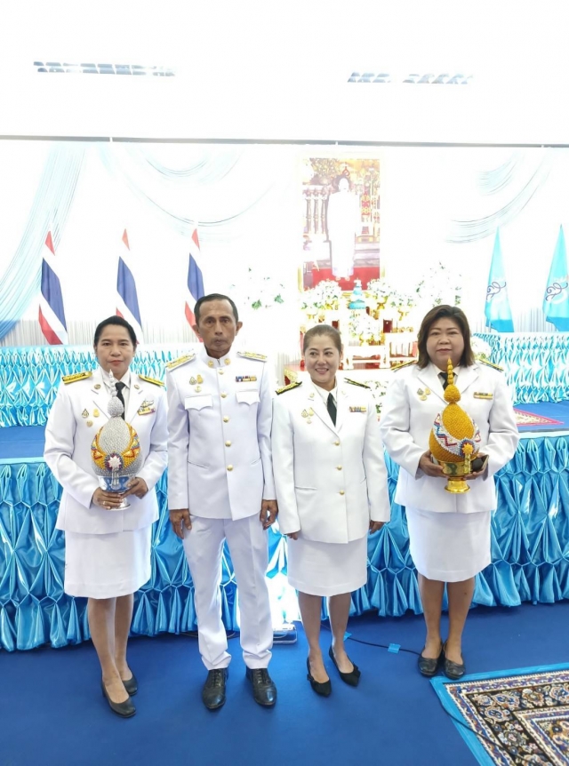 เข้าร่วมพิธีถวายเครื่องสักการะและวางพานพุ่ม และพิธีจุดเทียนถวายพระพรชัยมงคล