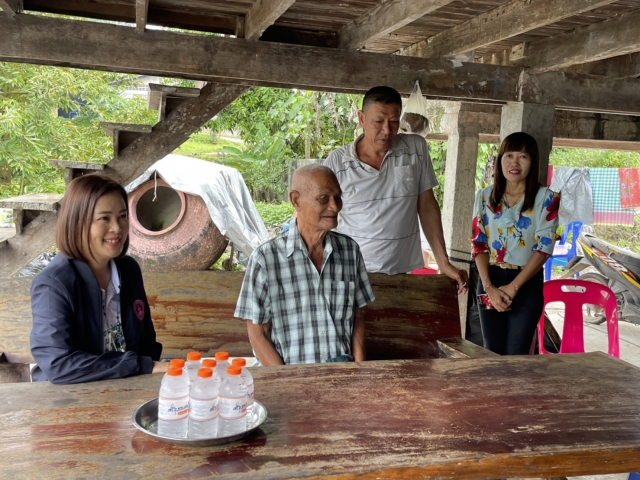 พมจ.สฎ. ลงพื้นที่ให้กำลงใจบ้านผู้ปรสบภัยไฟไหม้บ้าน