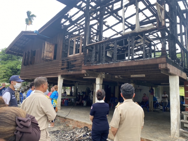 เยี่ยมบ้านผู้ประสบภัยไฟไหม้บ้านนายเยี่ยม จรัล