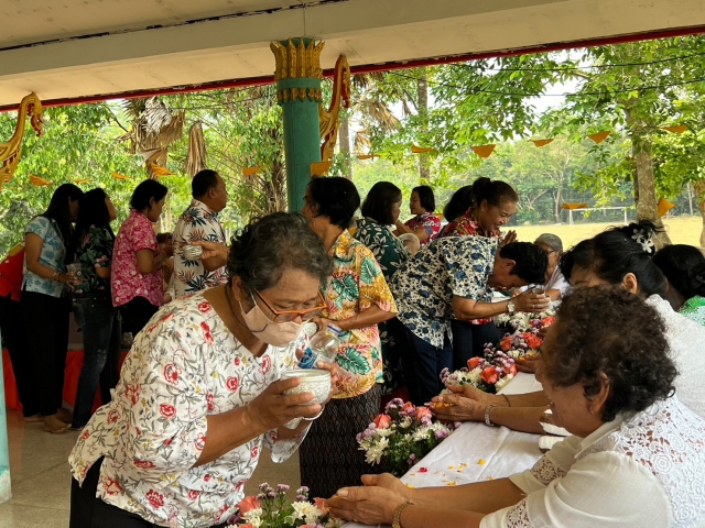โคงการจัดงานวันสงกรานต์ รดน้ำดำหัวผู้สูงอายุ