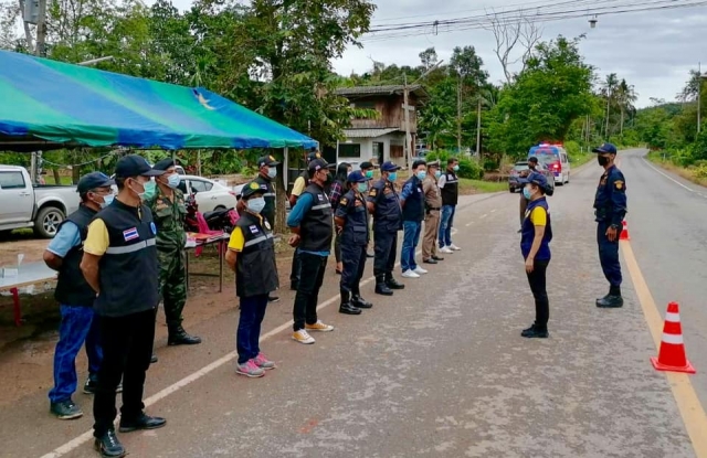 การตั้งจุดคัดกรอง ศูนย์ปฏิบัติการควบคุมโรคตำบลท่าสะท้อน (ศปก.ต.ท่าสะท้อน) จำนวน 5 จุดในพื้นที่ตำบลท่าสะท้อน บริเวณรอยต่อระหว่างตำบล