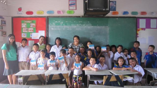 อบต.มอบชุดหนังสือนิทานภาษาของแผ่นดินเฉลิมพระเกียรติ